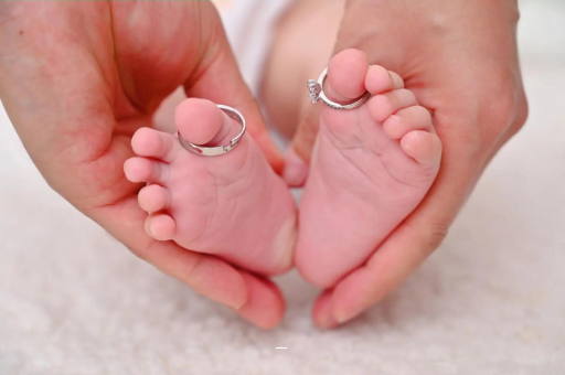 广州代怀试管生子宝宝肚脐凸起怎么回事